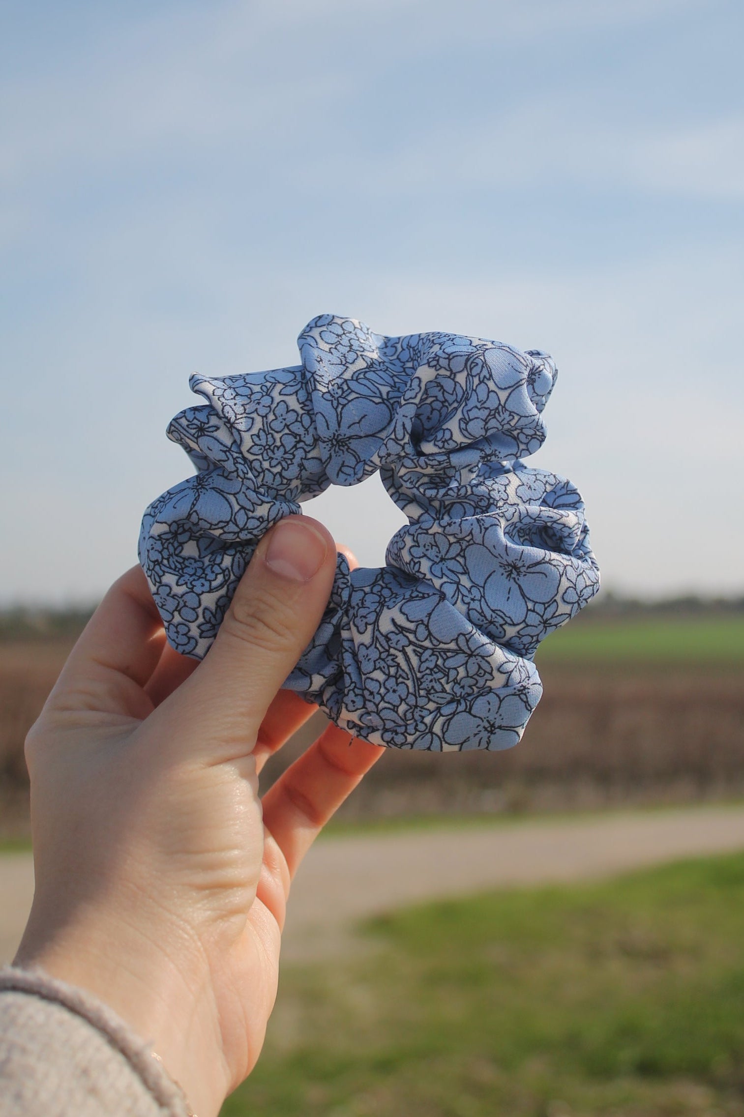 OCEAN FLOWER SCRUNCHIE